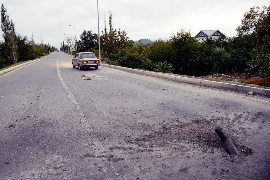 靠近納卡地區，亞塞拜然的城市泰爾泰爾（Tartar），因雙亞衝突，路上驚見砲彈殼...