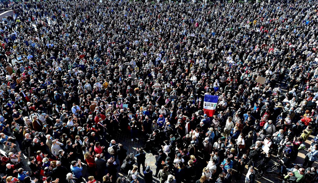 法国教育界也在10月18日发起了追悼游行，一方面要纪念「为了教育而遇害」的帕蒂老...