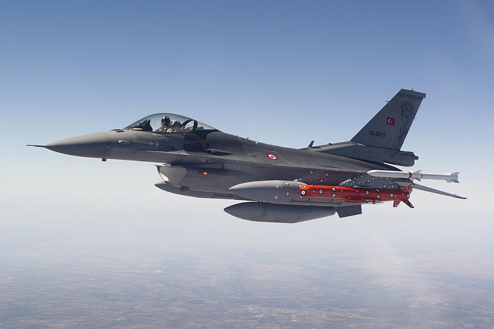 F-16C掛載AGM-84K SLAM-ER飛彈。  圖／洛克希德·馬丁網站