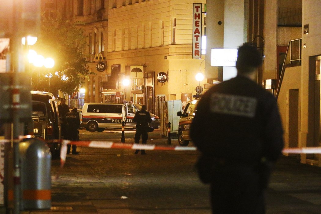 2日晚間，奧地利第二波防疫封鎖前夜，維也納發生恐怖攻擊事件，圖為警務人員在封鎖的...