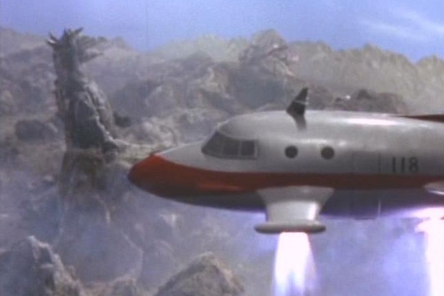 小學時代的圓谷英二便熱衷做飛機模型。圖為其在《超人力霸王》的飛機特攝場面。 圖／IMDb