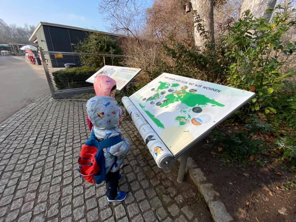 園區入口有一個孩子高度的互動告示牌。 圖／作者提供