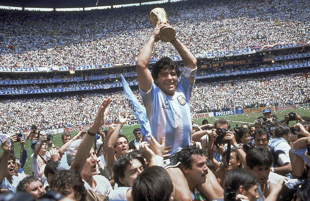 1986年6月29日，在淘汰英格蘭後，馬拉度納成功地率領阿根廷在決賽擊敗了西德隊...