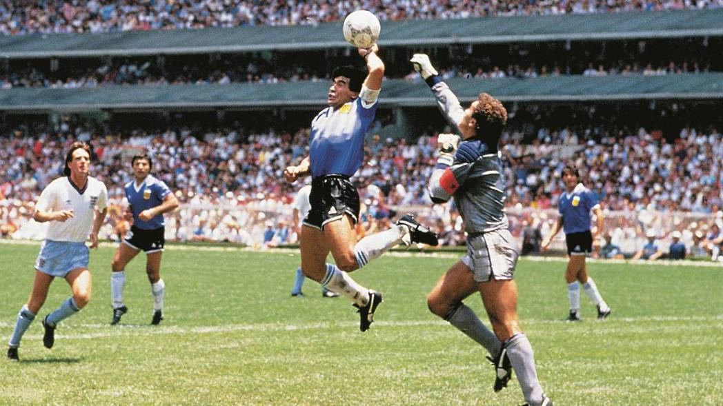 以「上帝之手」與世界盃史上最佳進球留名青史的阿根廷球王馬拉度納（Diego Ma...