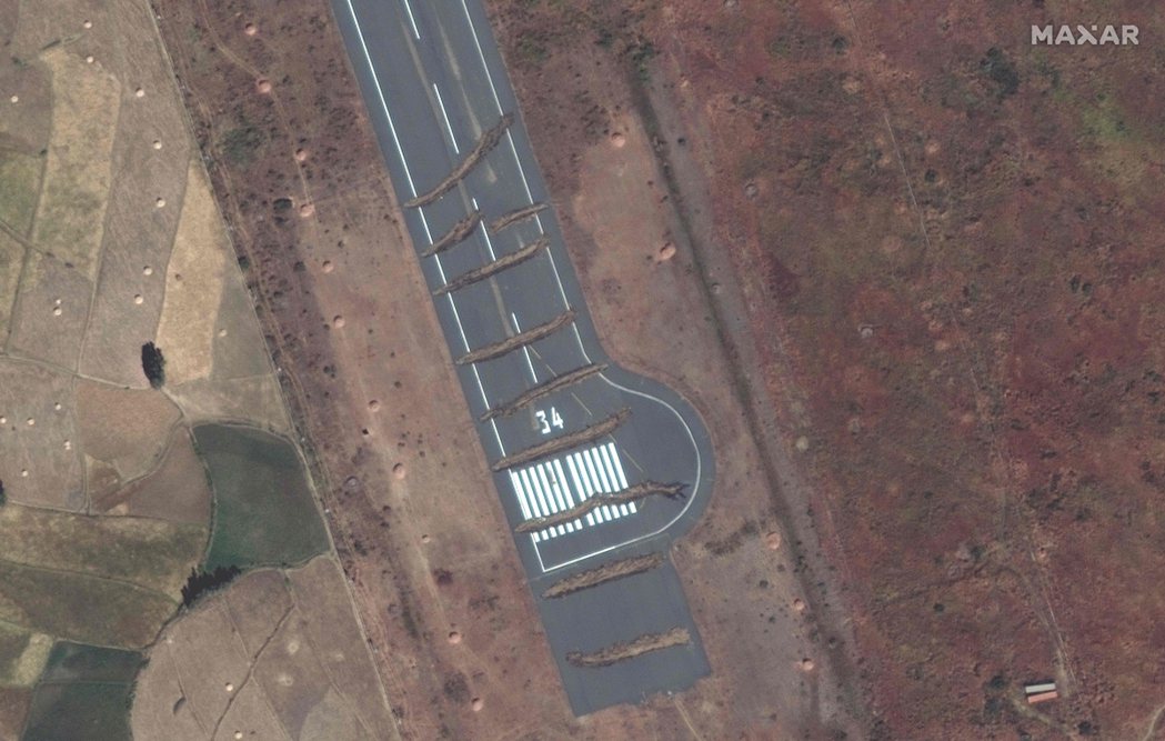 提格雷的阿克蘇姆機場（Aksum Airport）設置屏障阻止飛機降落。 圖／法...