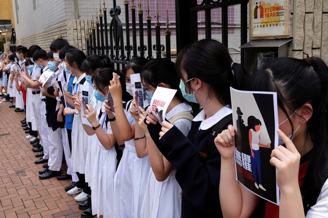 今年6月，香港九龍塘香島中學的學生組成人鏈，聲援因「政治問題」未獲校方續聘的一名老師。 圖／路透社