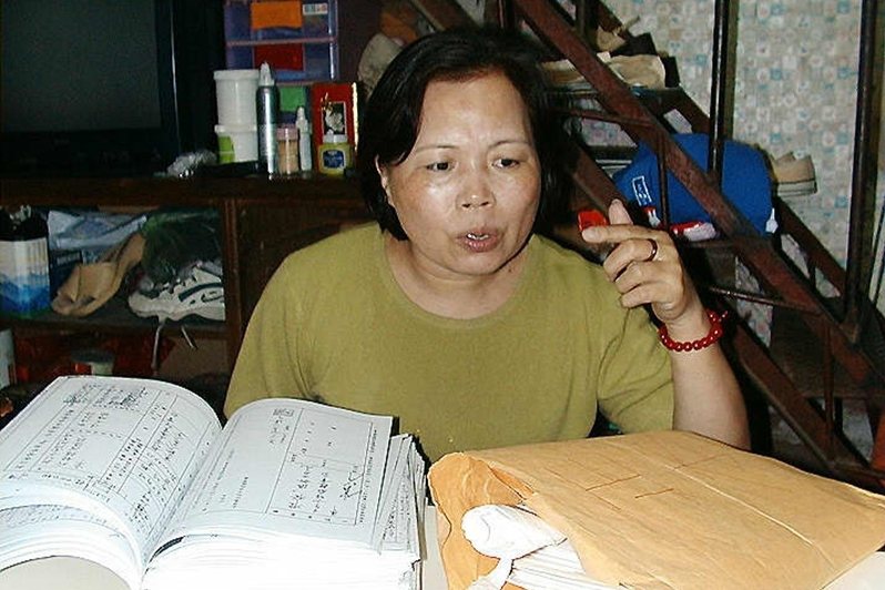江色嬌為丈夫蘇炳坤奔走多年，抱著大堆證據四處求情，攝於2000年。 圖／聯合報系資料照