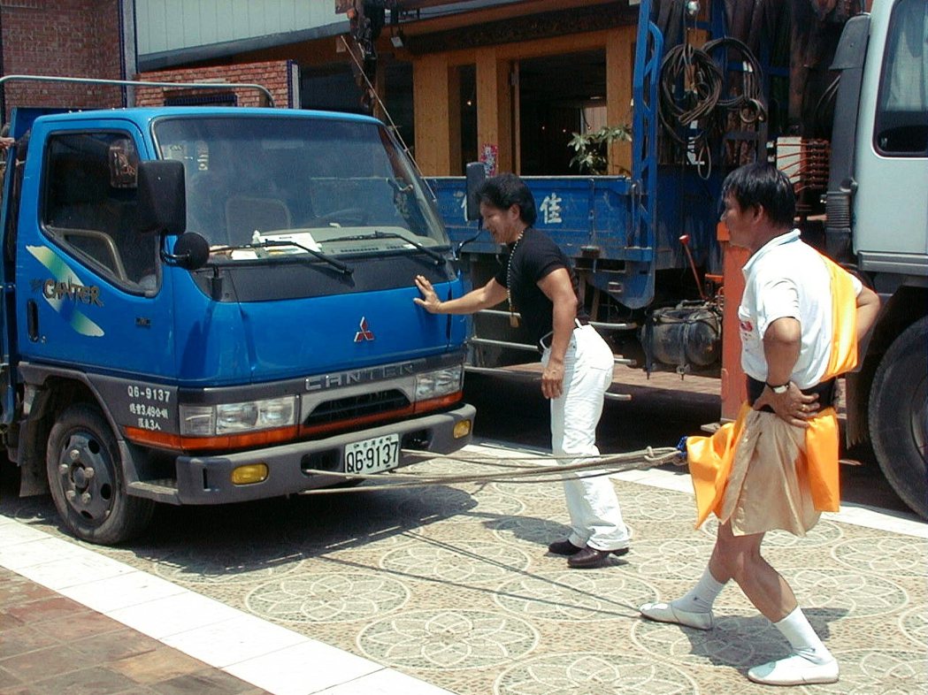 台灣2001年，在新竹市一家宗教文物主題商店開幕，業者請來氣功師表演「九九神功」...