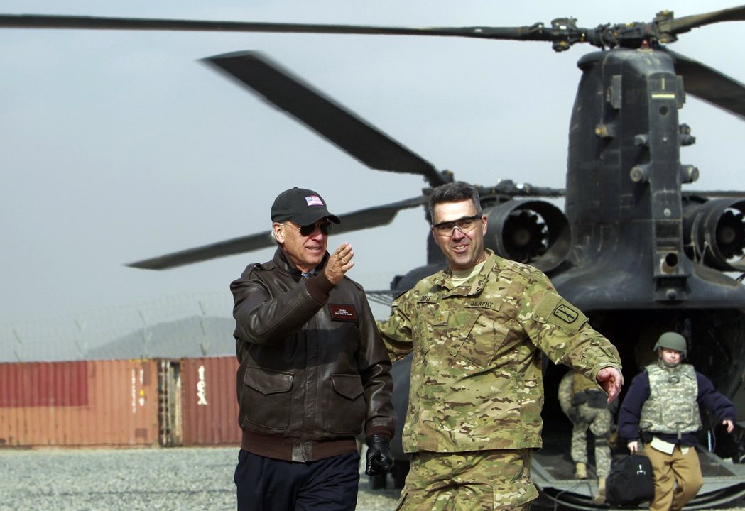 2011年拜登時任美國副總統，訪問美軍駐阿富汗基地。 圖／美聯社