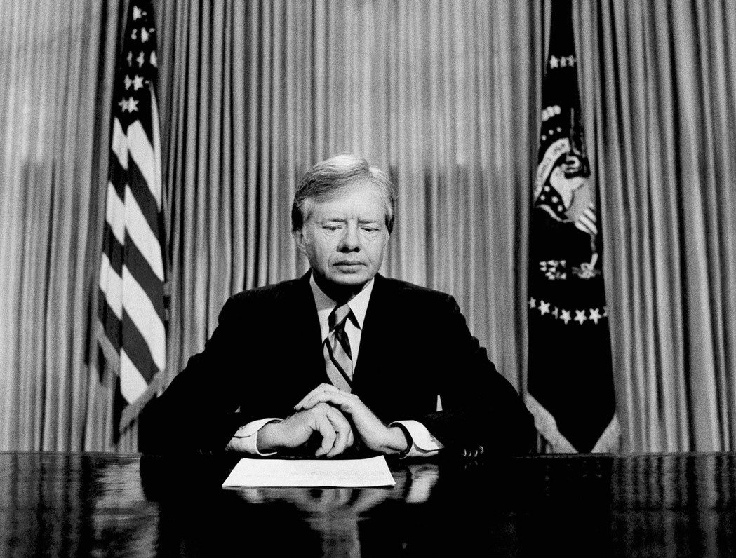 美國第39任總統卡特，在1980年4月25日的全國緊急電視演說直播前，苦著一張臉...