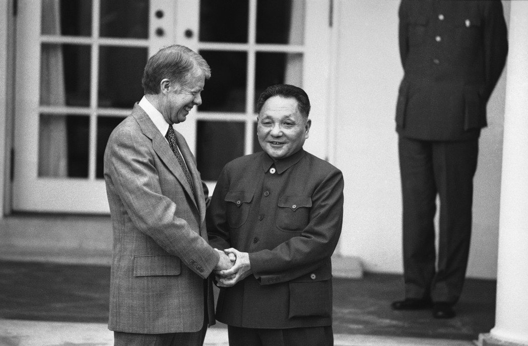 1979年1月1日美國與中華民國斷交、改與中國建交。30天後，時任國家副總理鄧小...