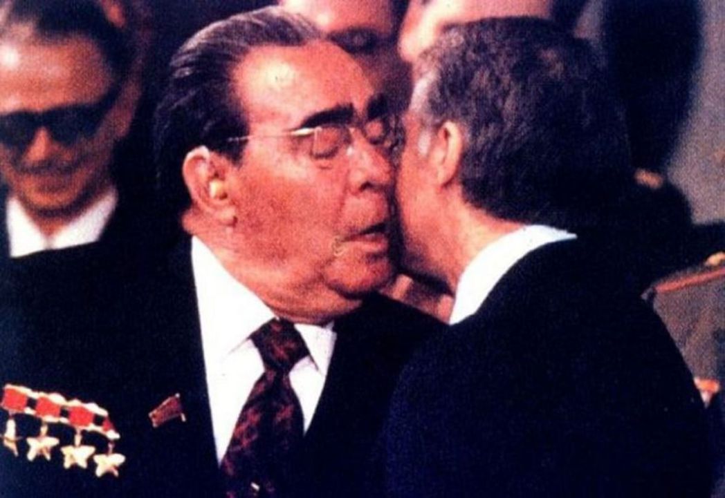1979年卡特（右）與蘇聯總書記布里茲涅夫（左）簽署了SALT II條約。 圖／...