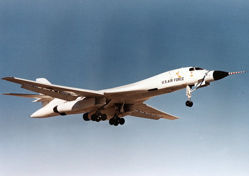 B-1A轟炸機在1974年首飛的鏡頭，全機漆成白色是為了反射核爆產生的閃光，避免...