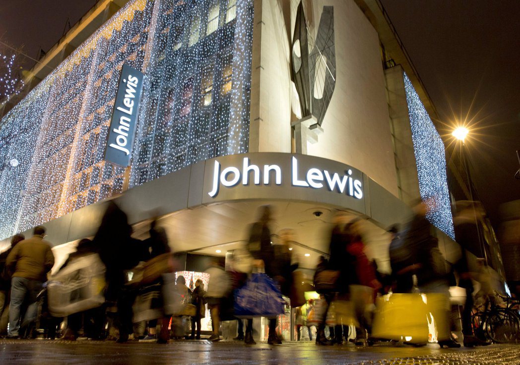  約翰路易斯百貨號稱「中產階級購物聖地」，透過回顧這家百貨公司的歷史，彷彿也見證...