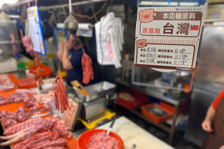 萊豬開放進口後，市場肉攤紛紛張貼台灣豬公告以標示來源。 圖／聯合報系資料照