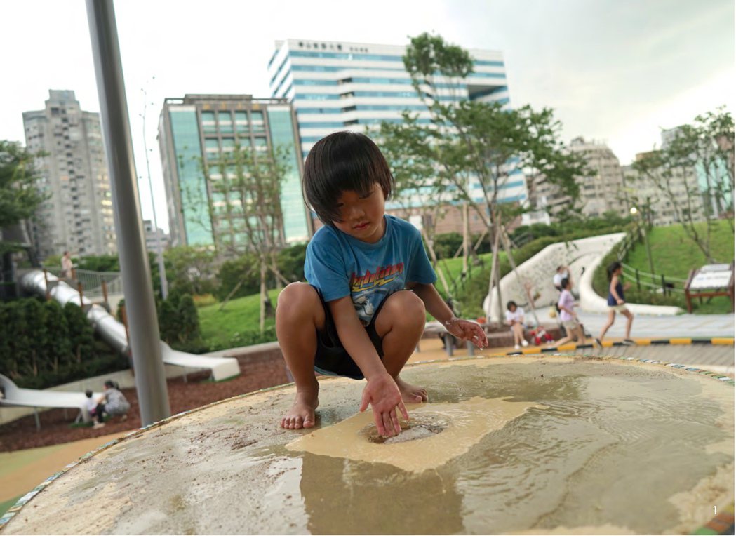 土丘造型水沙池，提供孩子不同的體感玩法，觸碰流水、用沙塑形、觀察流速，動靜玩法皆適宜，大小孩子都喜愛。 圖／聯經出版提供