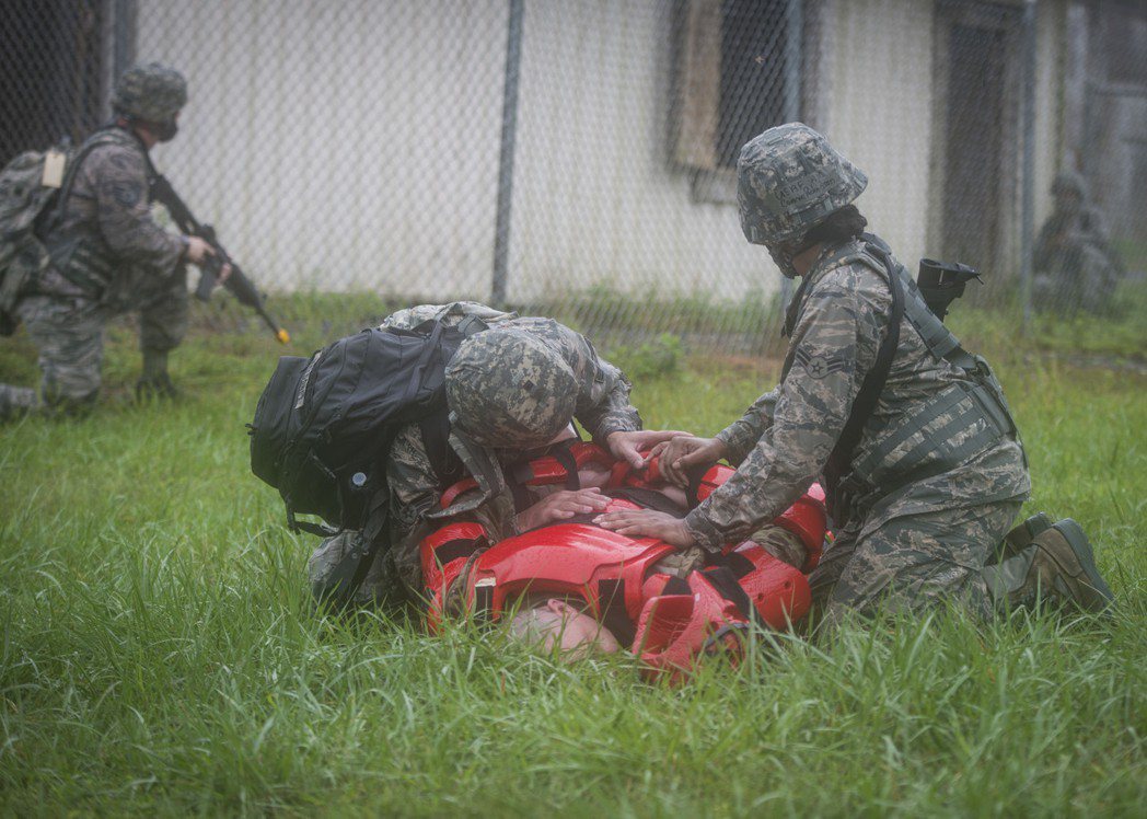 美軍進行戰傷救護訓練。 圖／美軍檔案照