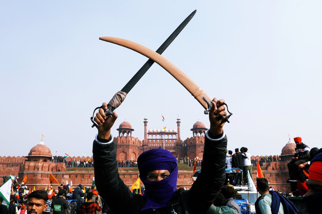 印度農民為抗議總理莫迪的農業改革法案，自去年11月起持續上街到首都新德里抗議，衝...