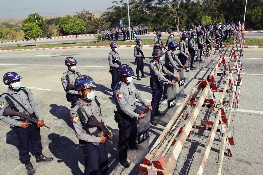 1月30日緬甸首都的武裝軍警。