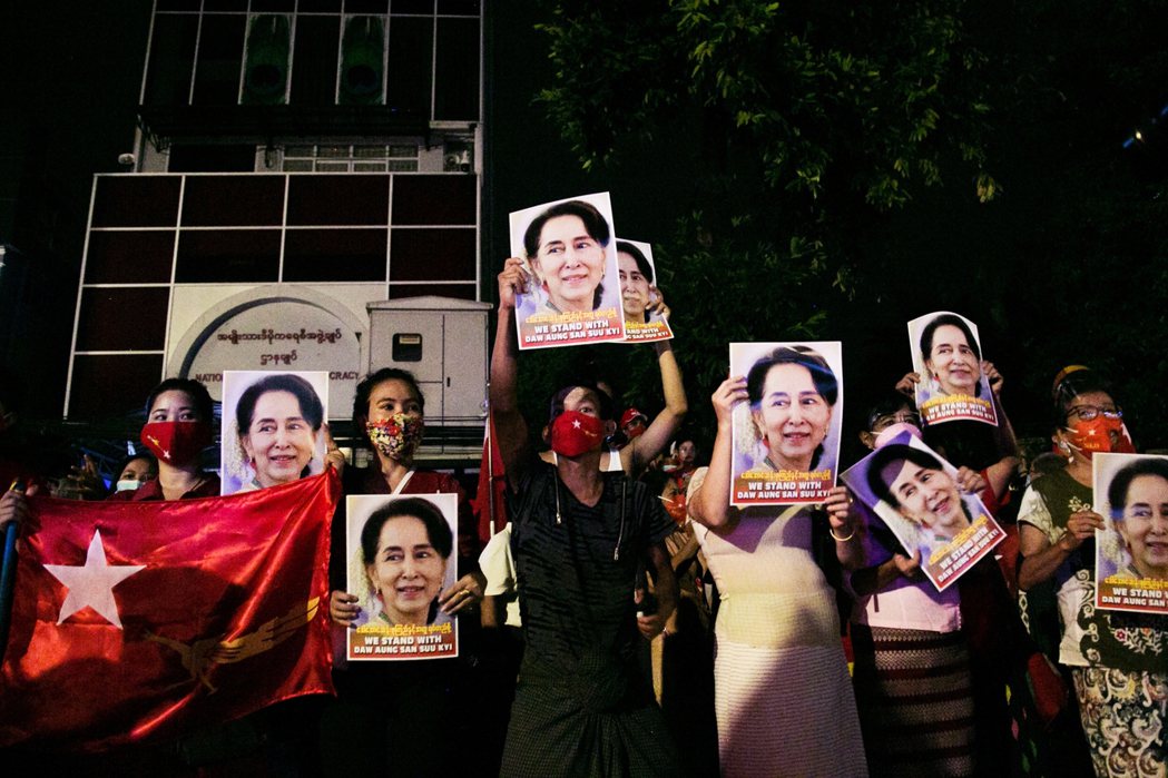 圖為2020年11月的緬甸大選。在緬甸民間依然極具威望的翁山蘇姬，仍率領NLD取...