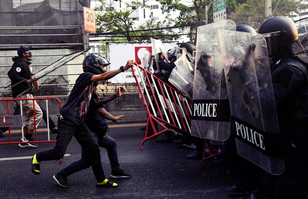 1日下午也在曼谷的緬甸大使館附近出現抗爭集結，現場民眾與警察爆發衝突。 圖／美聯...