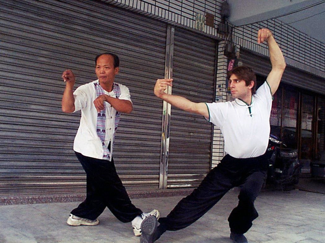 圖為2001年的螳螂拳施正忠（左），右為來台拜師學藝的美籍青年施宇涵。 圖／報系...