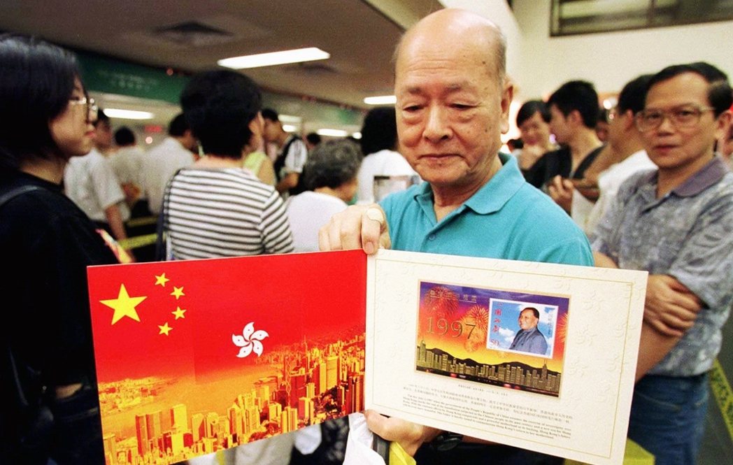本書以香港為例，新生代的香港人與老一輩的國家認同，有著極大的落差。在年輕港人的心...