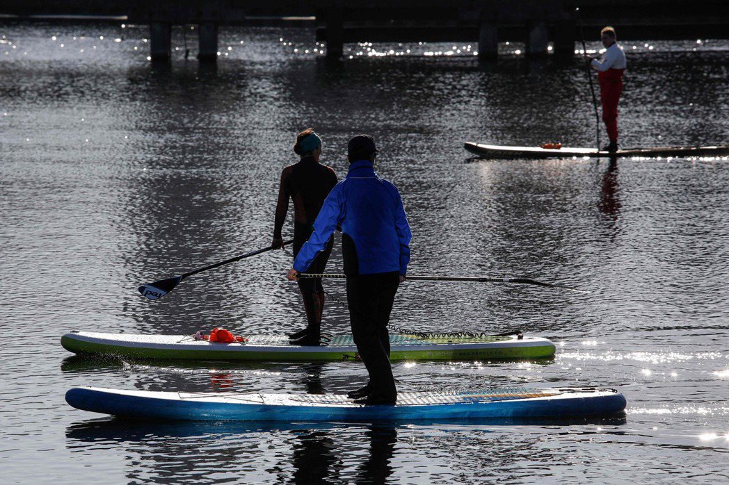 獨木舟與立式划槳（SUP）是近幾年非常盛行的水上戶外活動。 圖／法新社