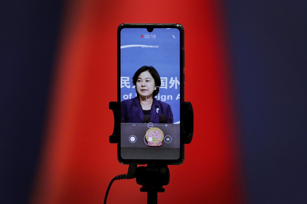 發言人華春瑩回答記者提問時反問了句「為什麼中國人就不可以使用推特和臉書呢？」 圖／美聯社