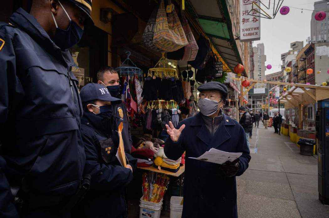 3月17日，在亞特蘭大槍擊事件發生後，警方在紐約唐人街與居民交談，並建議如何舉報...