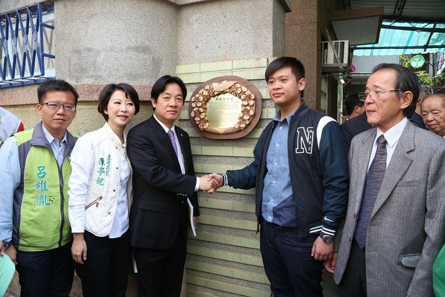 2015年，時任台南市長賴清德為湯德章故居親自掛牌。 圖／聯合報系資料照