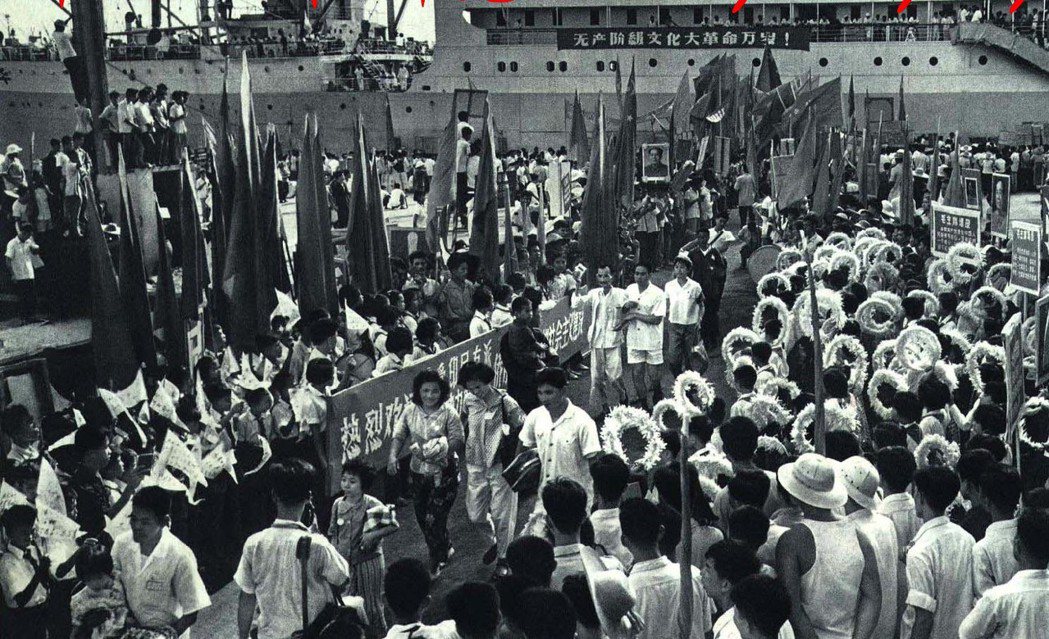 1965年印尼發生930軍事政變，隨後開啟反共大屠殺，因為印尼共產黨與中國共產黨的連結，許多華人因此遭殃，被迫逃難離開故土。 圖／wiki commons