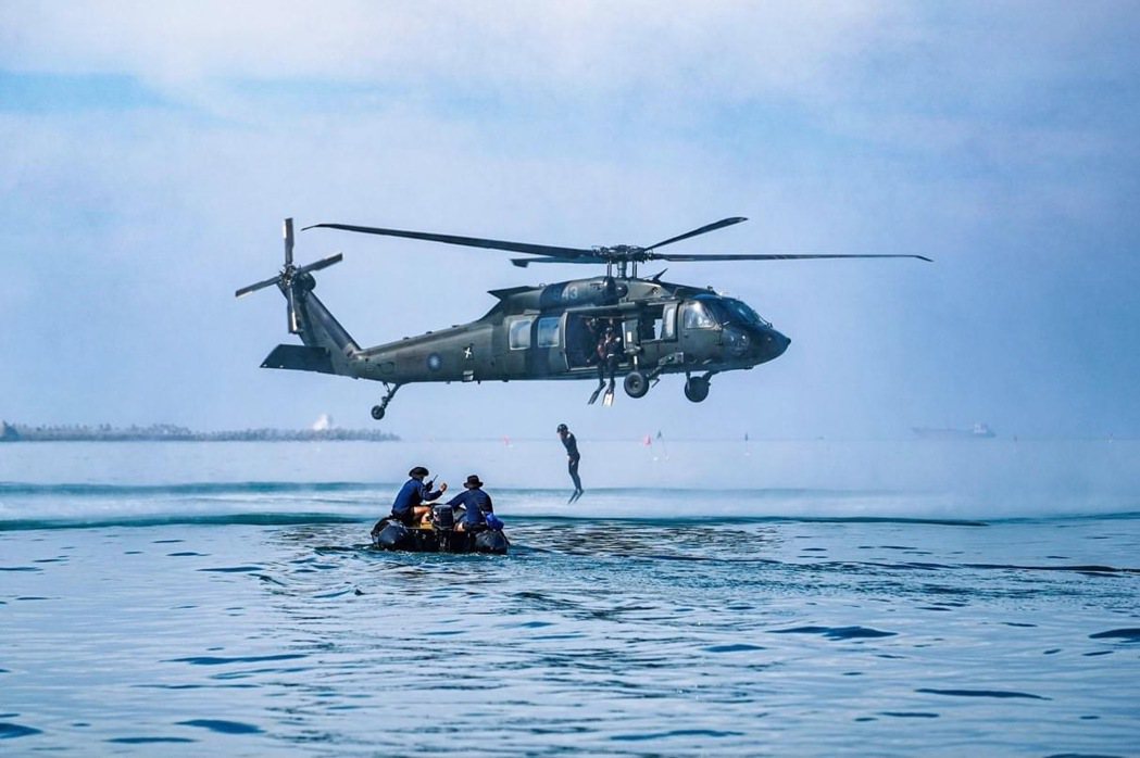 之前陸軍航空隊撥交UH-60M給空勤總隊作為搜救直升機。 圖／中華民國海軍