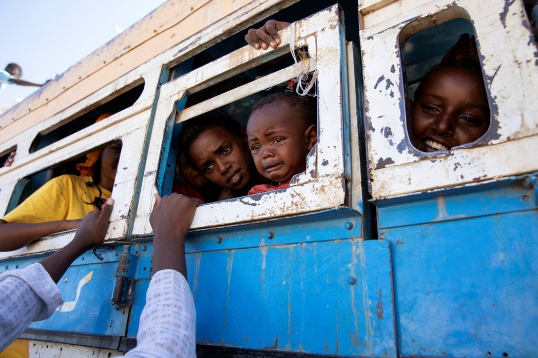 圖為去年12月正準備乘車逃亡到蘇蘇丹避難的提格雷人。  圖／美聯社