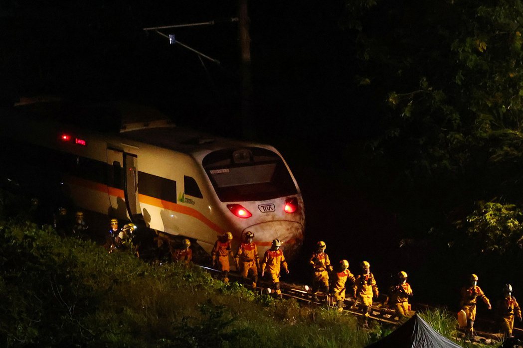 台鐵太魯閣號4月2日在花蓮清水隧道疑遭工程車砸中出軌，造成50人罹難。 圖／路透社