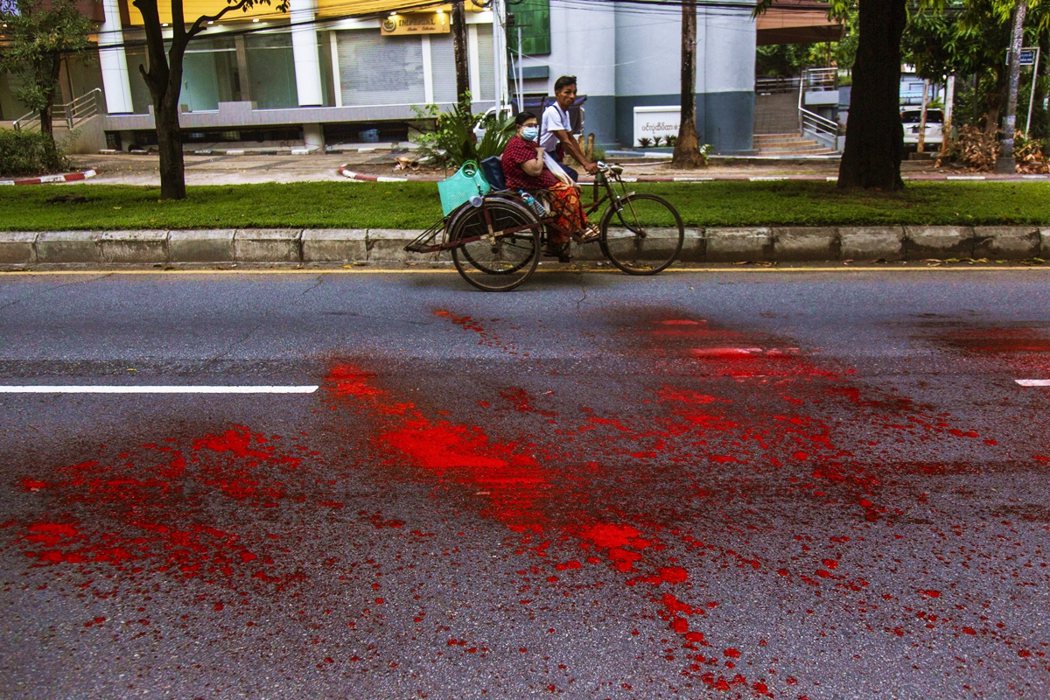 近日的仰光街頭抗爭，也出現以裝著紅色油漆的水球投擲在重要幹道上，象徵著軍警無情射...