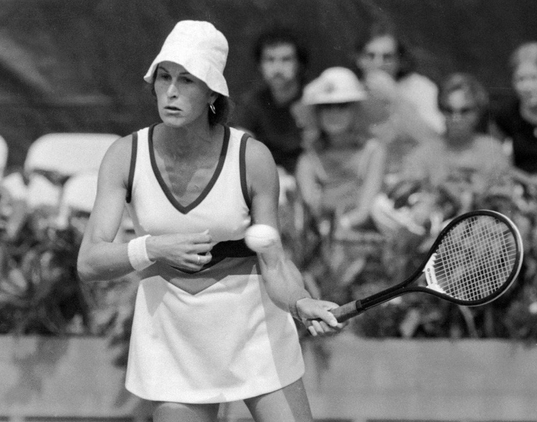 1976年，跨性別網球選手里察茲（Reneé Richards）想參與女子網球賽...