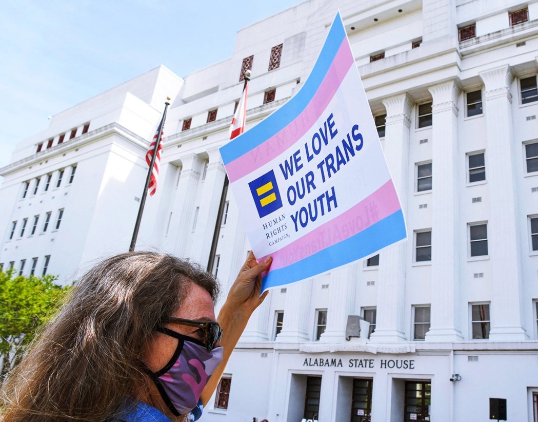 雖然專家學者紛紛出面抗議該法案，但全美至少還有17個州的共和黨議員都對跨性別未成...