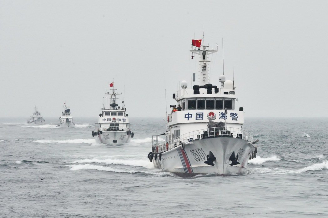 中國近期通過「海警法」，授權中國海警可以在中國所主張的領海、鄰接區與專屬經濟海域內，對從事非法行動的外國船隻開火。 圖／中新社