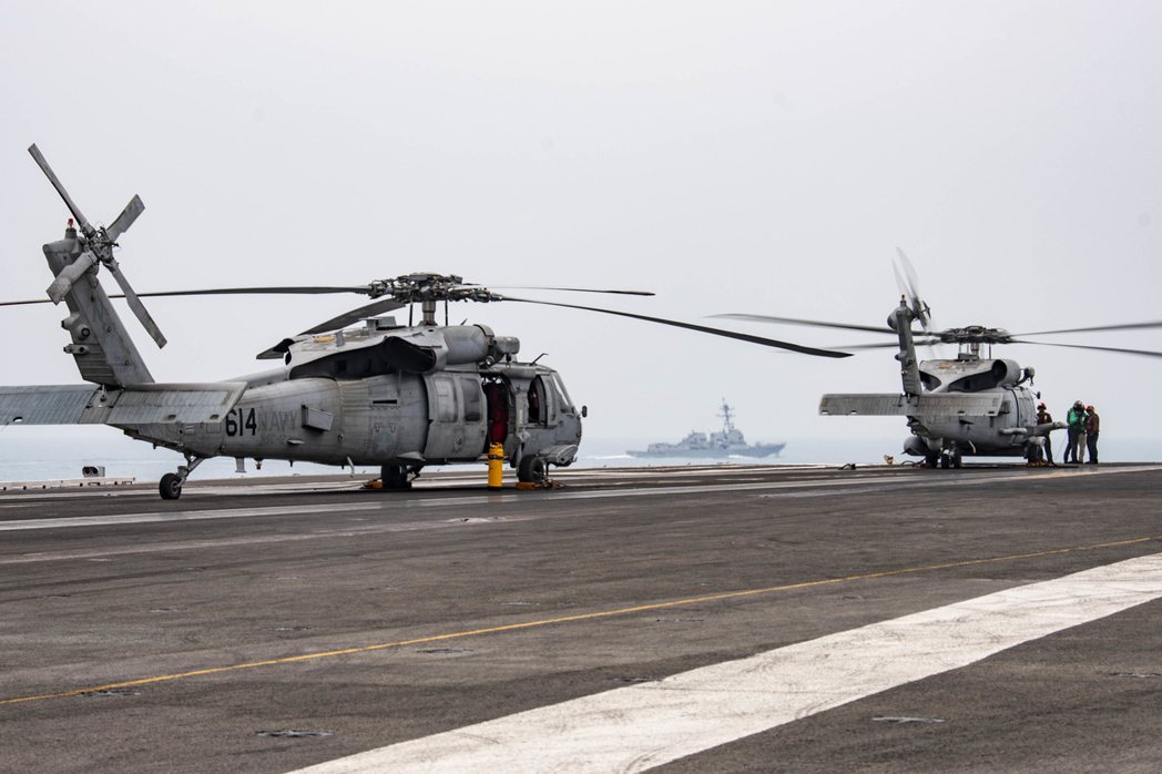 海軍近來積極想要購入MH-60R海鷹直升機，以汰換機齡漸高的反潛直升機，那是否曾經考慮過一併籌獲海鷹直升機可以發射的反艦飛彈？ 圖／美聯社