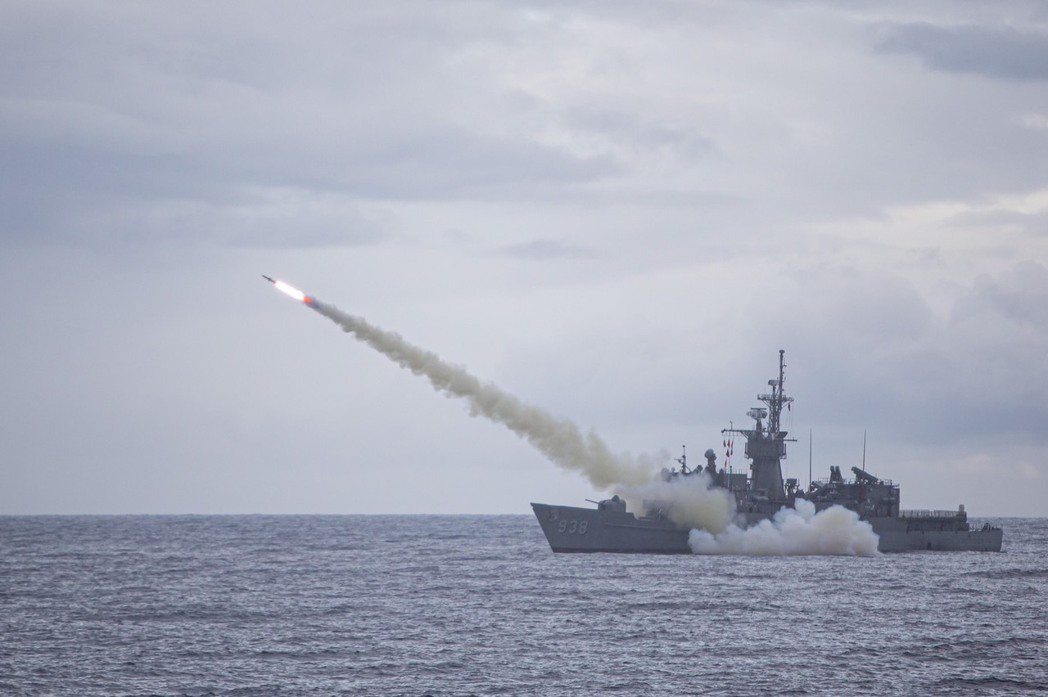 海軍近年來積極強化反艦飛彈戰力。圖為海軍寧陽軍艦發射魚叉反艦飛彈。 圖／國防部