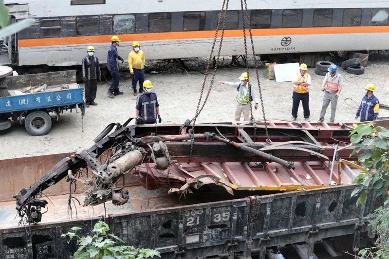 圖為太魯閣號事故肇事的「義祥工業社」工程車殘骸。 圖／聯合報系資料照