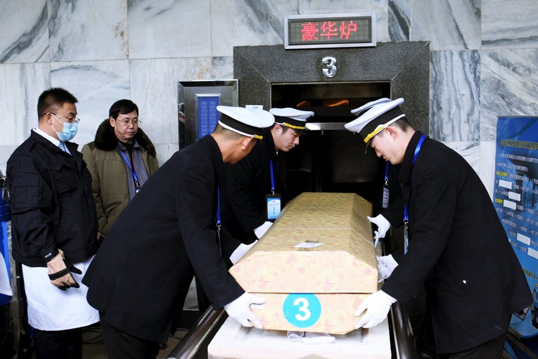 示意圖，圖為2015年中國火葬技術人員參加北京舉辦的火葬技術競賽時，將棺材放入火...