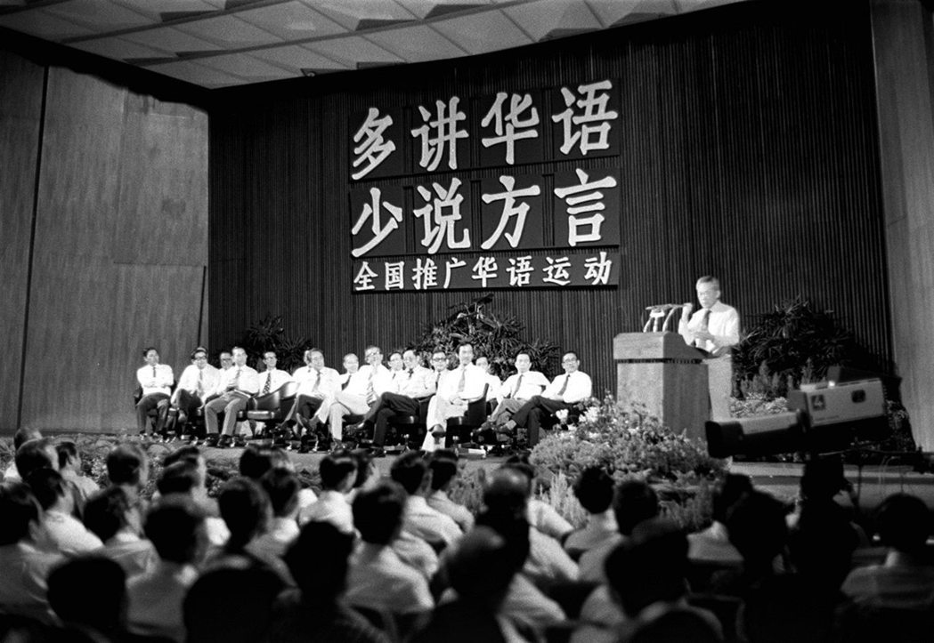 李光耀時期強力推行英語，打壓華語，雖然在1979年，突然啟動「講華語運動」，但隨...
