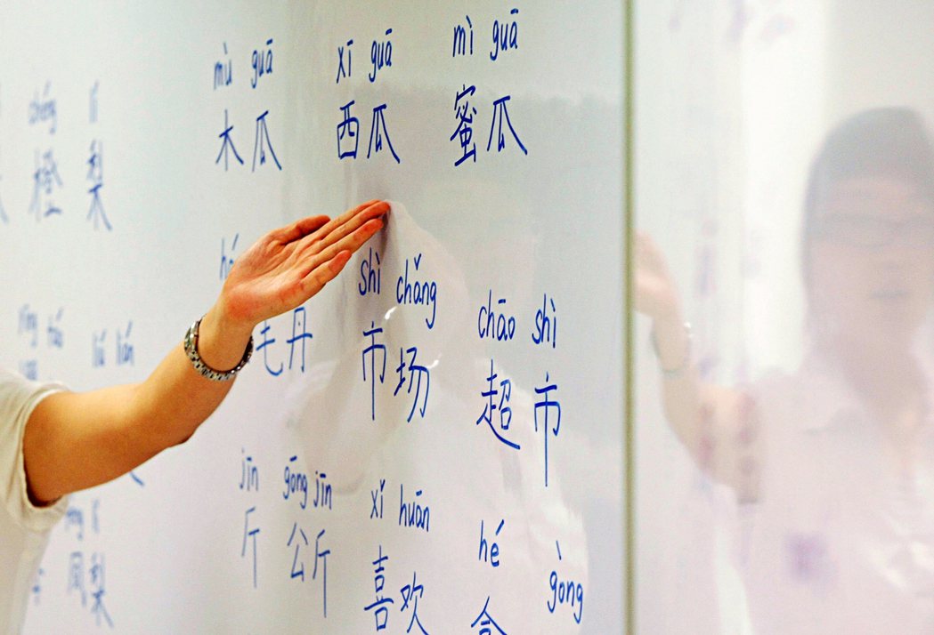 圖為2009年新加坡一家夜間學校提供的中文課程。 圖／路透社  