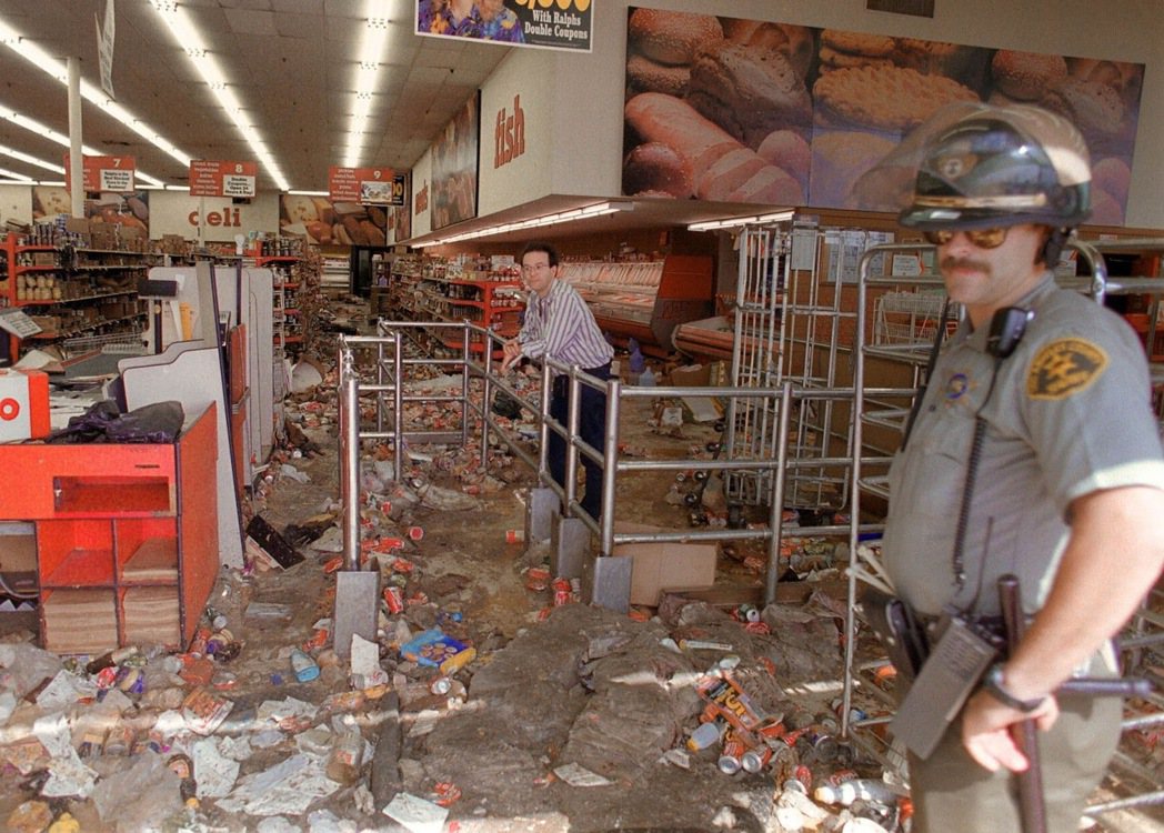 洛杉磯暴動之中被破壞的商店。根據統計，當時造成的經濟損失約為7.1億美金，其中韓...