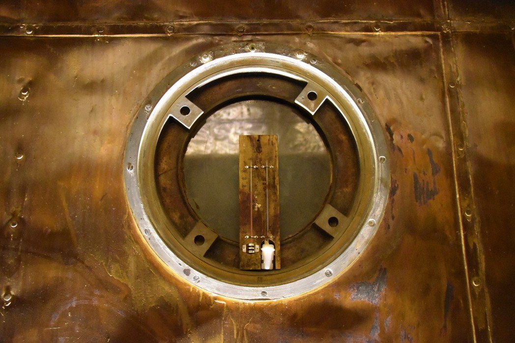 洞窟式彈藥庫內的溫溼計，旁邊牆體佈滿銅片，徹底隔絕電磁脈衝與溼氣。 圖／網友提供