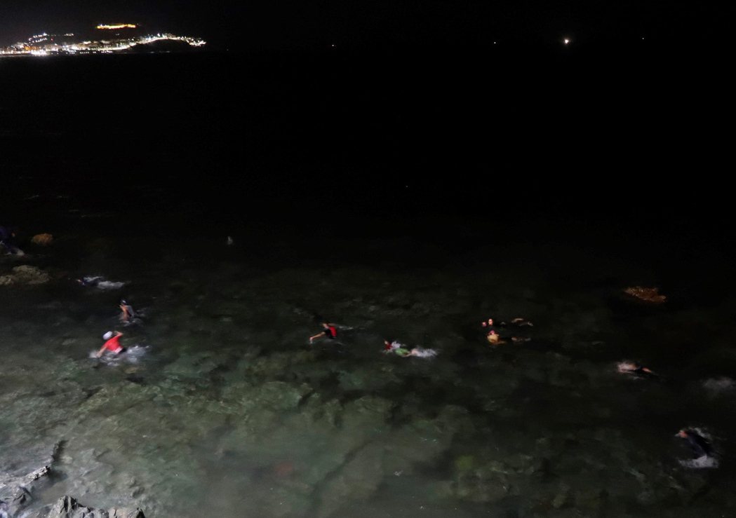西班牙《國家報》報導，從摩洛哥邊境「游泳登陸」的偷渡客，從17日清晨就開始陸續出...
