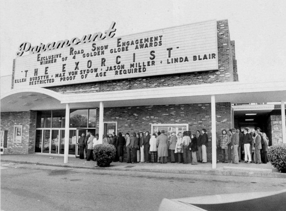 1973美國田納西州一家電影院外，民眾大排長龍等著進電影院觀看《大法師》。電影的部分驚駭畫面，創造了票房佳績，也造成了不少美國孩童的心靈創傷，至少有四起因為觀賞本片而精神病發的案例傳出。 圖／flickr@monstersforsale