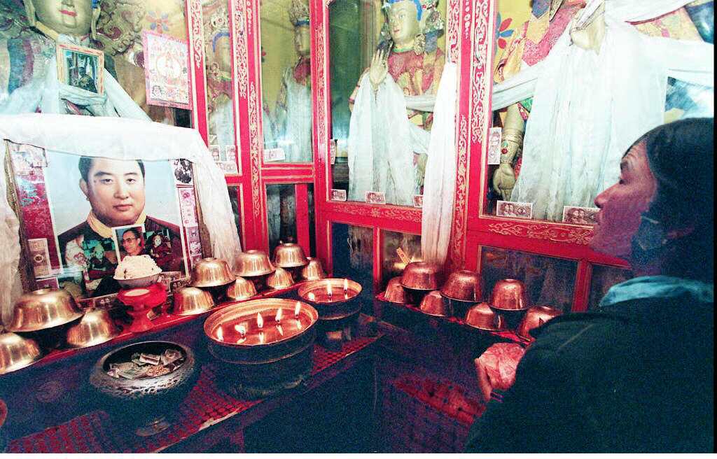 圖／法新社：「大家對班禪喇嘛的突然離去都感到疑惑重重...」圖為1997年西藏拉...